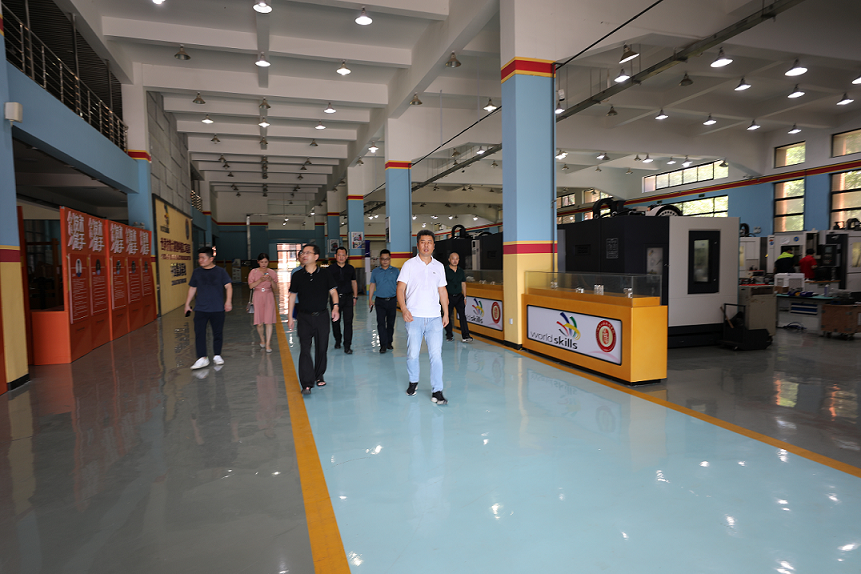 株洲市總工會副主席劉必林一行來學院調研