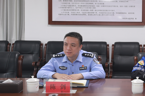 學院聘請市公安局經(jīng)開分局 黨委副書記、副局長陳劍同志擔任法治副校長