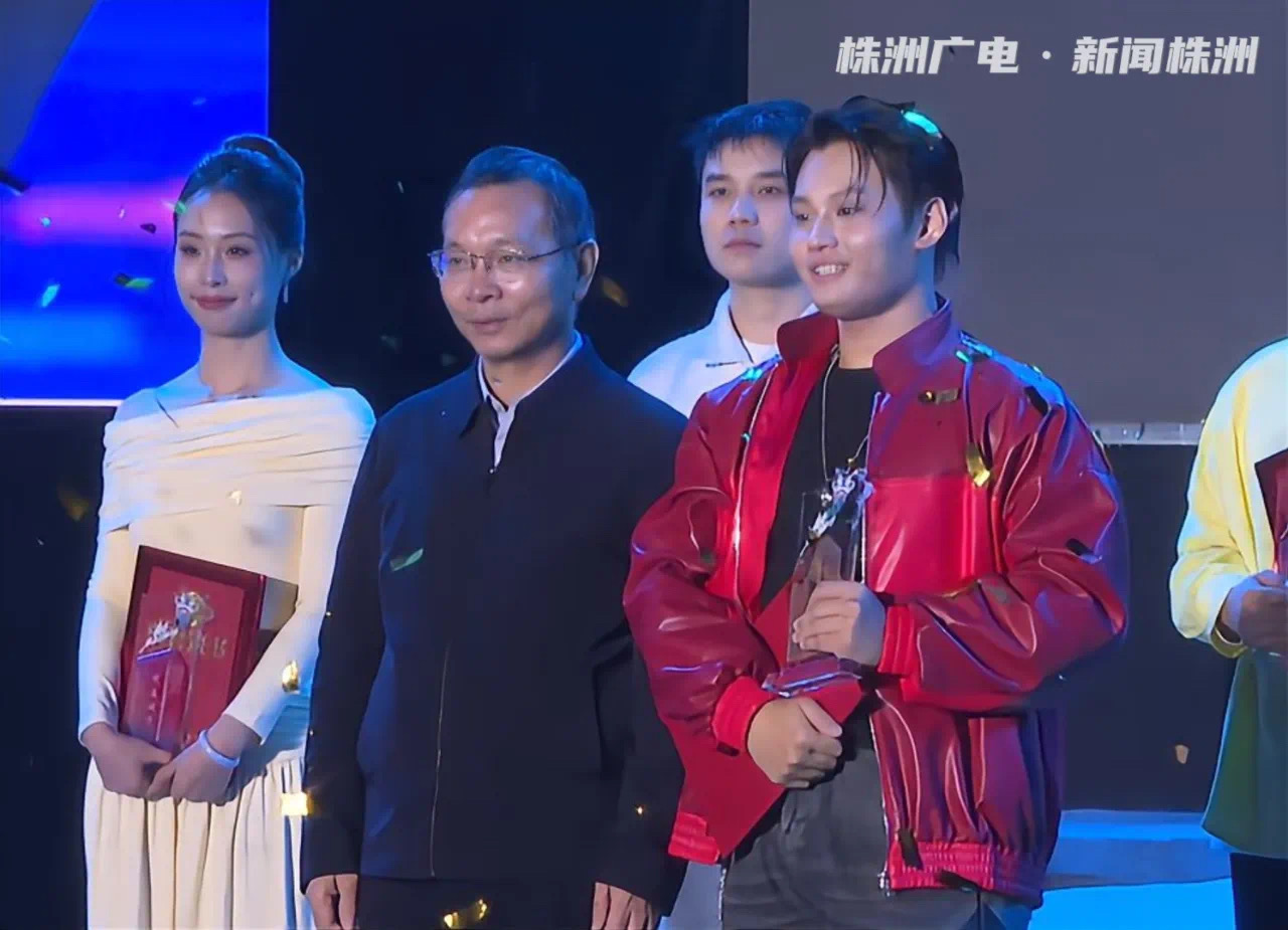 學(xué)院學(xué)子張段譽(yù)在九郎山職教城青歌賽中奪冠