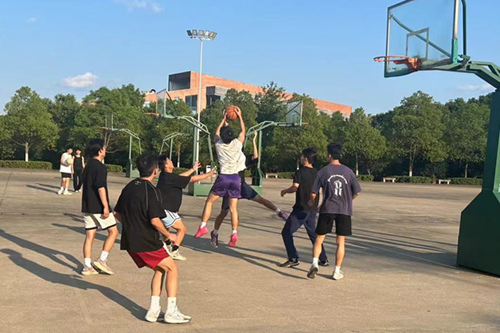 信息工程系“青春‘籃’途，畢業(yè)新程”籃球賽圓滿落幕