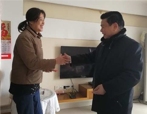 院領(lǐng)導(dǎo)看望慰問生活困難黨員、老黨員和退休老同志