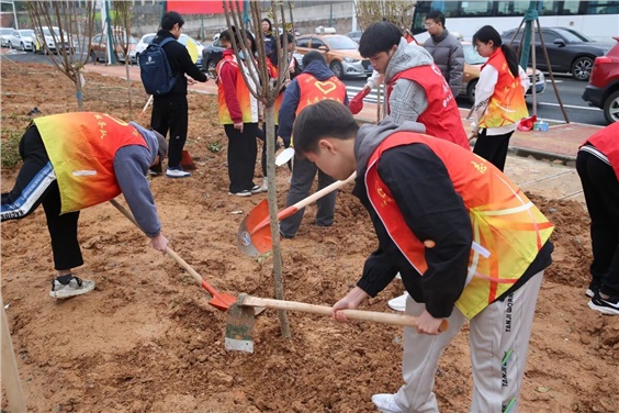 “我在株洲有棵樹”—學(xué)院團(tuán)委組織開展學(xué)雷鋒活動月之植樹活動