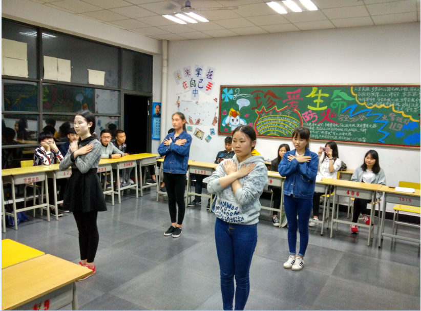 電商高1501班“感恩生活，感動你我”主題班會活動總結(jié)
